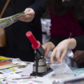 Atelier fabrique de badges