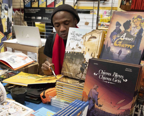 Gaspar Njock sur le stand des éditions Nouveau Monde