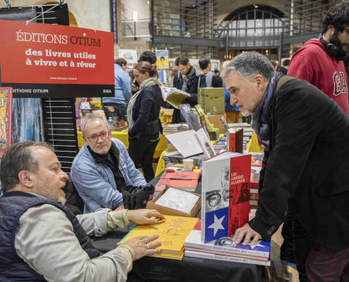 Angel de la Calle et Raúl Mora, l'éditeur des éditions Otium palabrant avec l'invité Miguelanxo Prado