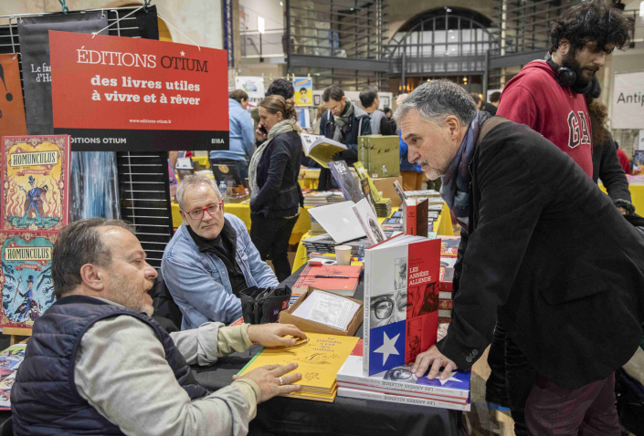 Angel de la Calle et Raúl Mora, l'éditeur des éditions Otium palabrant avec l'invité Miguelanxo Prado