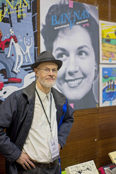 Stand de la revue Bananas, et son directeur Évariste Blanchet, sur la zone Stripologie du SoBD 2023 ©Uz